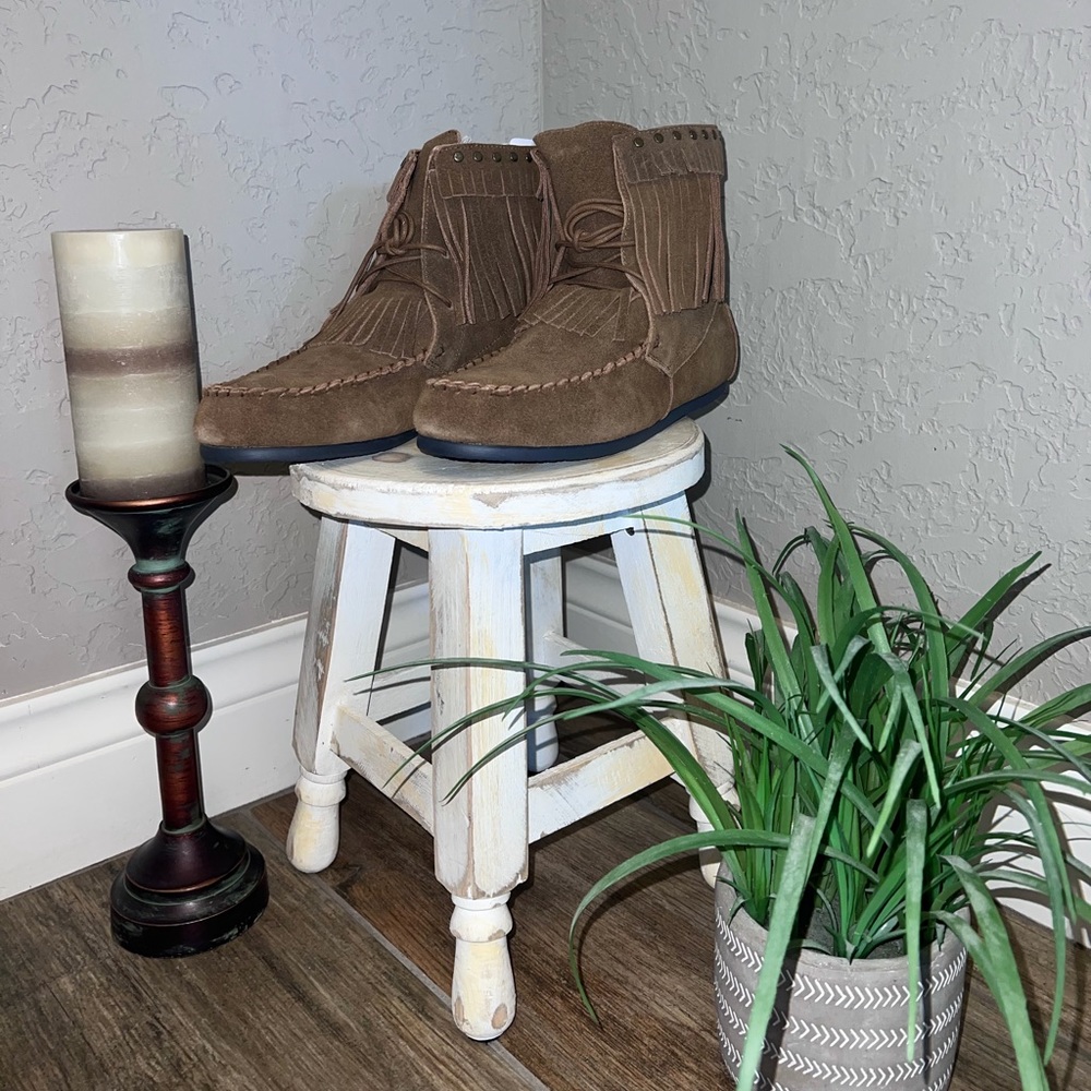 Mellow Mat Yellowbox: Chestnut Fringe Booties